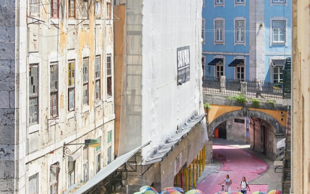 Sunny Pink Street Historical Apt, By TimeCooler