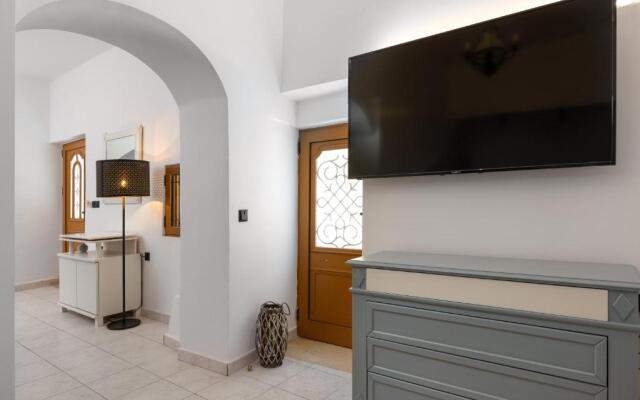 A Unique 3-4 bedrooms house in OLD TOWN