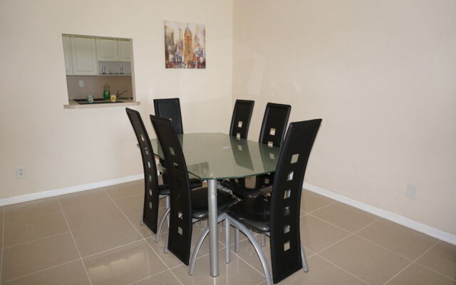 Amazing Condo 3 min to the Beach