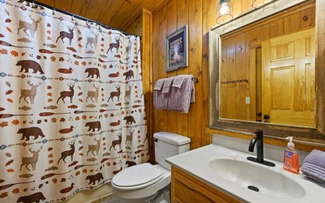 A Wolf's Den Gatlinburg