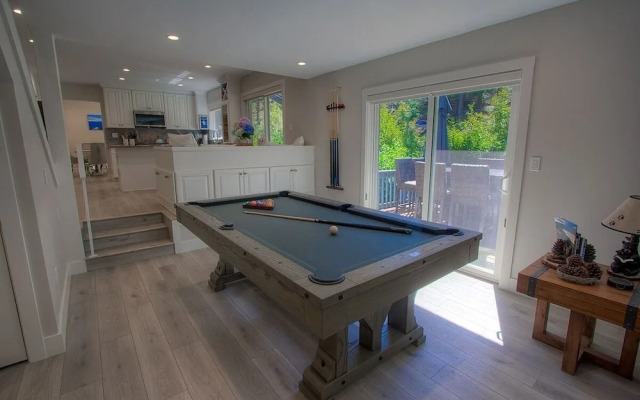 Creek Side Summit 4 Bedroom Home by RedAwning