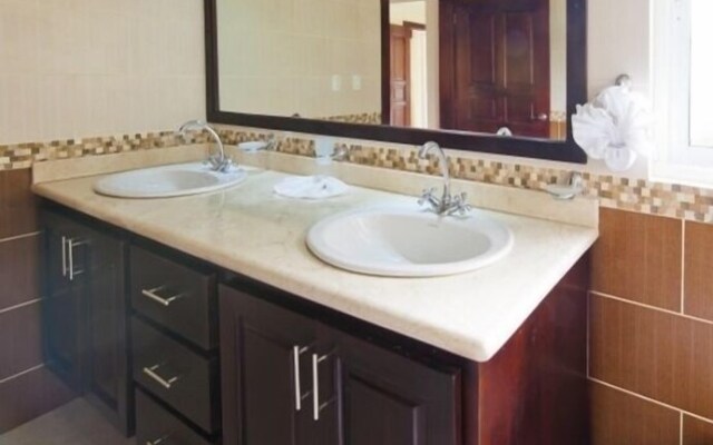 Privacy and comfort luxury 6 bedroom villa