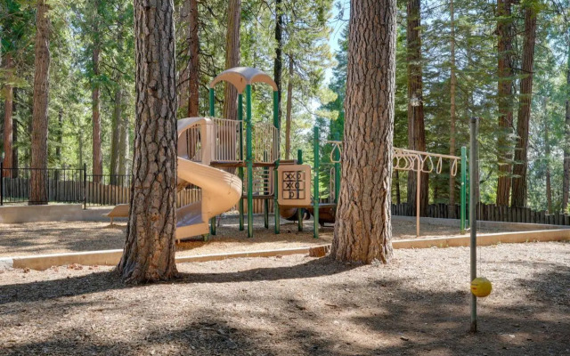 12 Mi to Apple Hill: Family-friendly Cabin Retreat