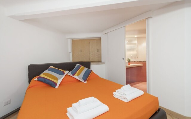 Inviting 3-bed Apartment in Roma 4mins to Colosseo