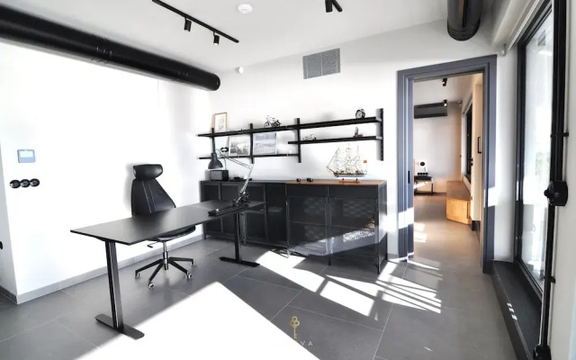 Nero Luxury Flat by Zennova