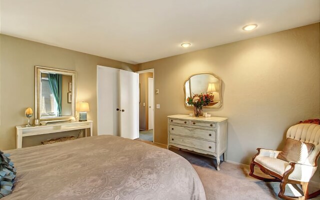 Phinney Suites Retreat - Two Bedroom Townhome with Fireplace