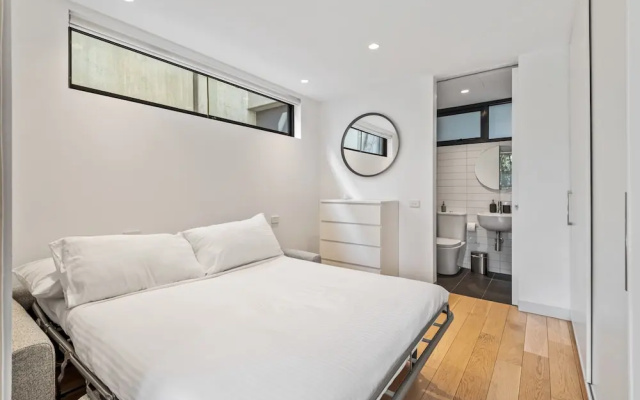 Chic 2-bed Apartment in Vibrant St Kilda – Guest Rooms – Melbourne