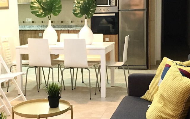 Enjoy Life in our Apartment. Wifi & Parking