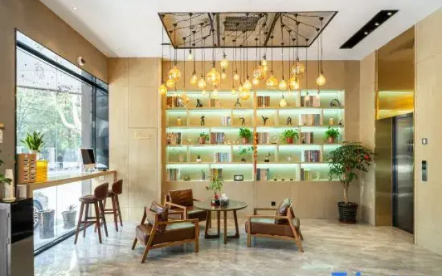 Waiting Hotel(Shanghai Xujiahui Stadium)