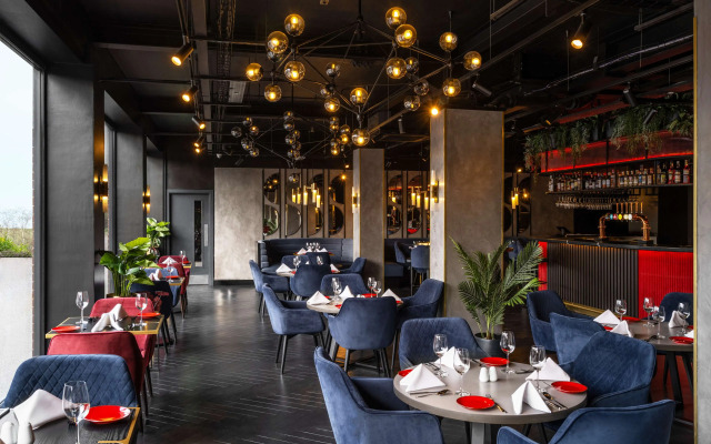 Radisson RED London Gatwick Airport