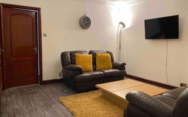 7 Person Home Flat W/parking - Near Swansea Centre
