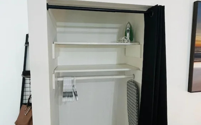Upper East Side Renovated Studio Free Parking