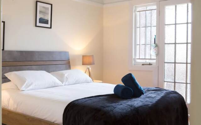 2 Bedroom Gorgeous Art Deco Classic Near CBD