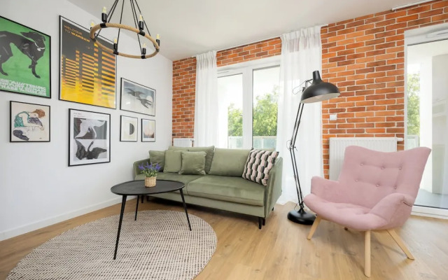 Bright Apartment With Parking by Renters