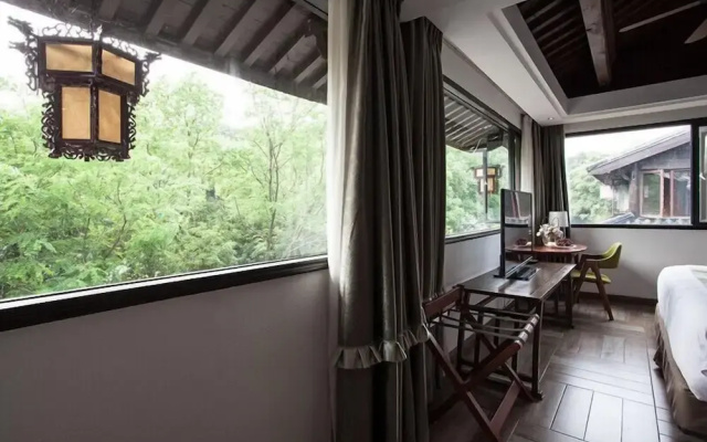 Yurong West Lake Cottage Resort