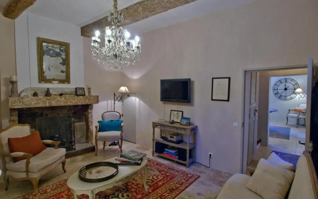 Luxurious Provencal Village House, Walk to Village Pool