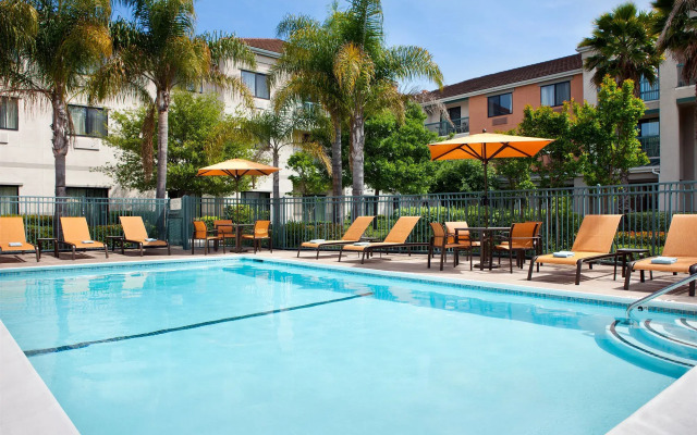 Courtyard by Marriott Oakland Airport