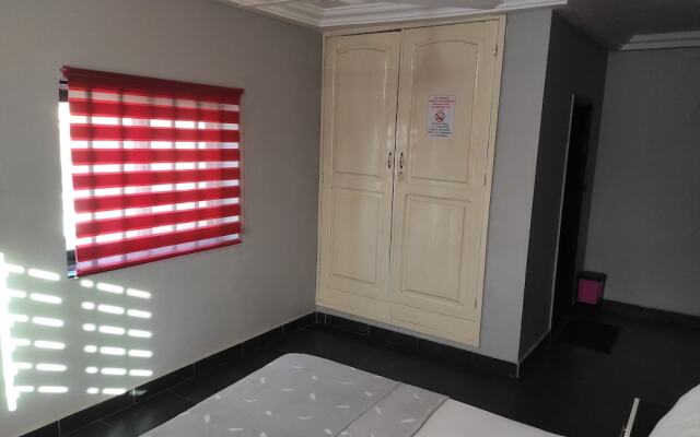 Royal Blue Guest House & Bar