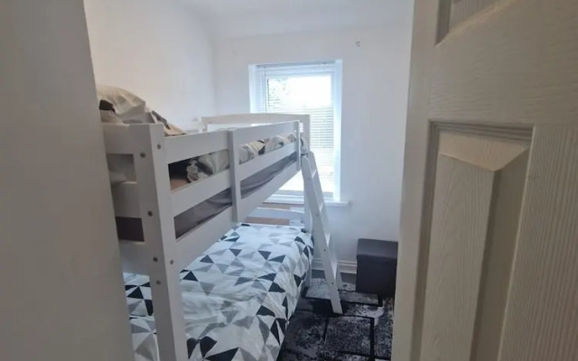 Captivating 2-bed Apartment in Tenby