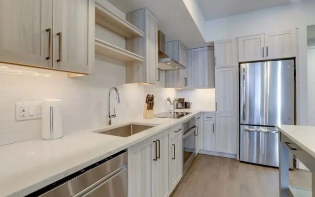 Bright Apartment with Great Amenities