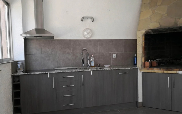 Villa con gran piscina en zona residencial