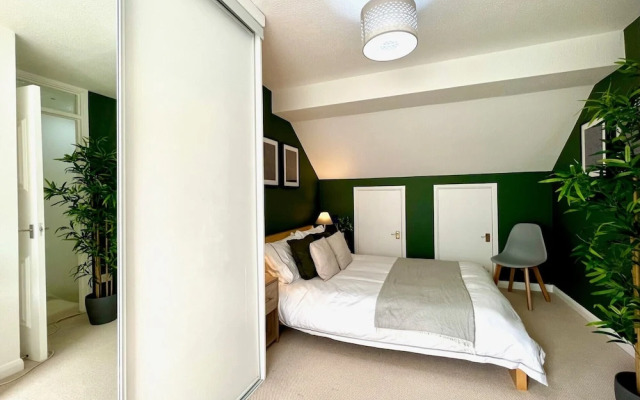 Charming Home Near Gatwick Airport
