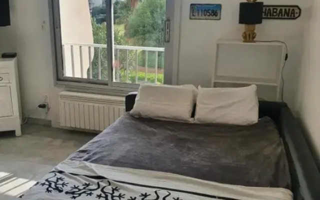 Joli Studio, la Grande Pyramide, Parking