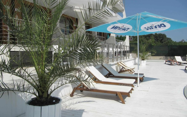 White Sails Apartments