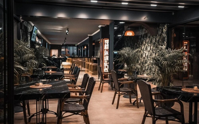 Esquire Hotel & Lounge