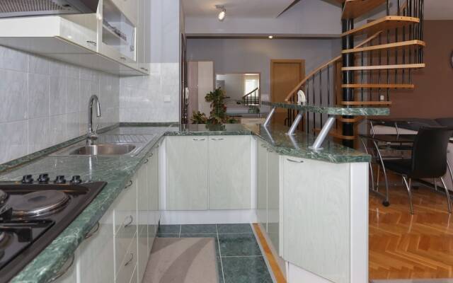 Modern Apartment in Kaštel Lukšic With Sea Nearby