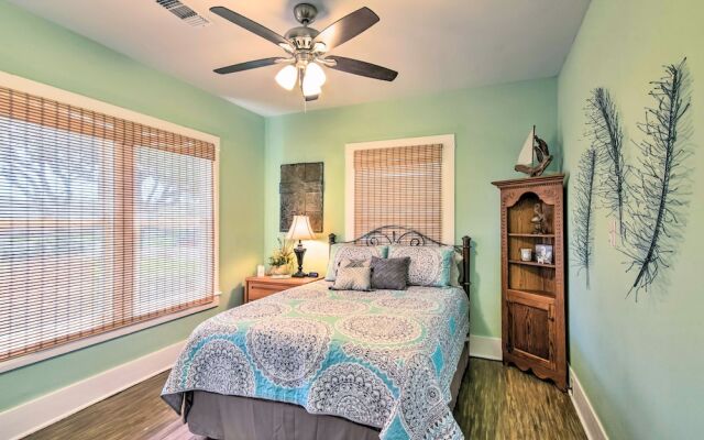 2 Mi to Beach & Seawall: Quaint Home in Galveston!