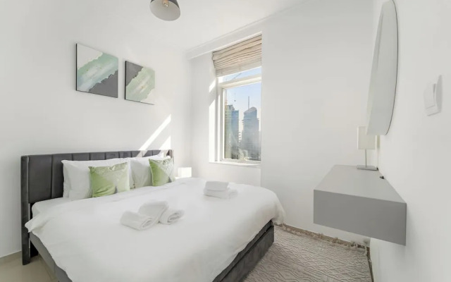 HiGuests - Exceptional Apt with Furnished Terrace By the Sea