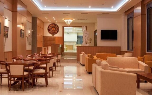 Saronis Hotel