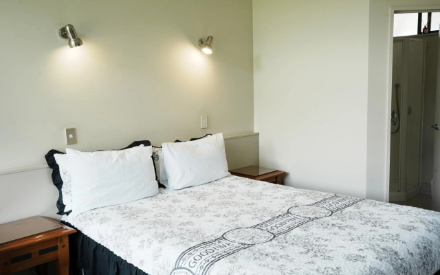 Sunset Motel – Guest Rooms – Fox Glacier
