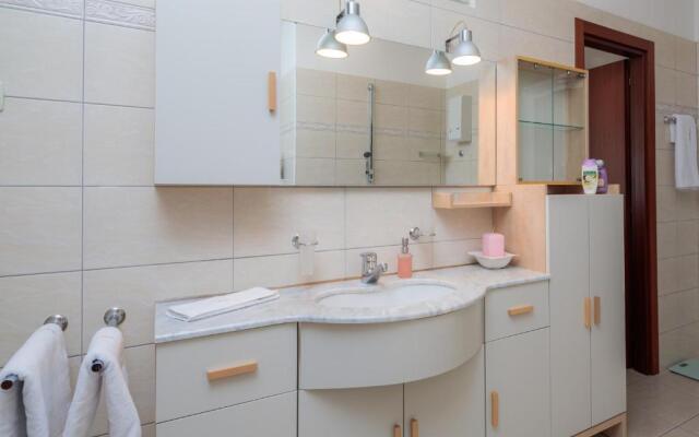 Seaside Apartment Gold 1row