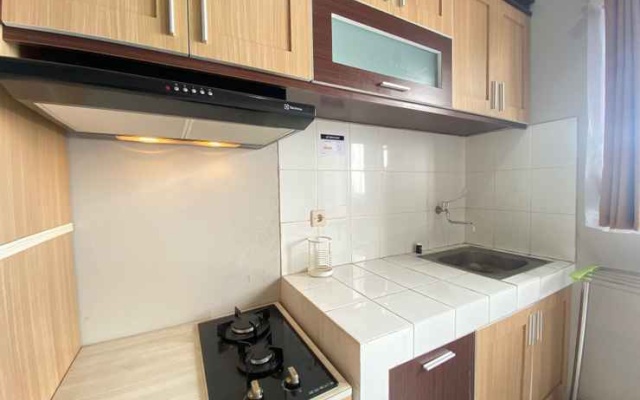 Comfy & Strategic Location 2BR Apartment at Newton Residence near Tol Buah Batu By Travelio – Kitchen – Bandung