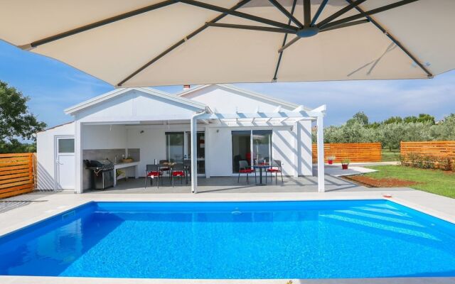 Elegant Villa With Swimming Pool in Pula Near Sea