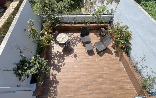 Almada Studios & Suites