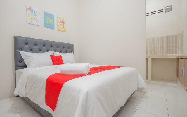 RedDoorz Near Ciputra Golf Surabaya