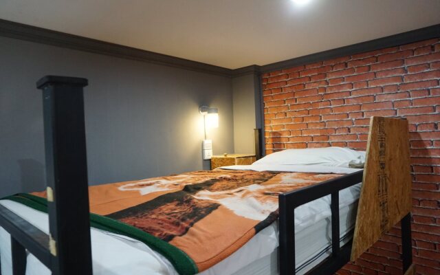 Baan Lansa Bed & Bar - Hostel