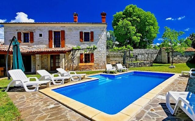 Authentic Villa in Tinjan With Private Pool