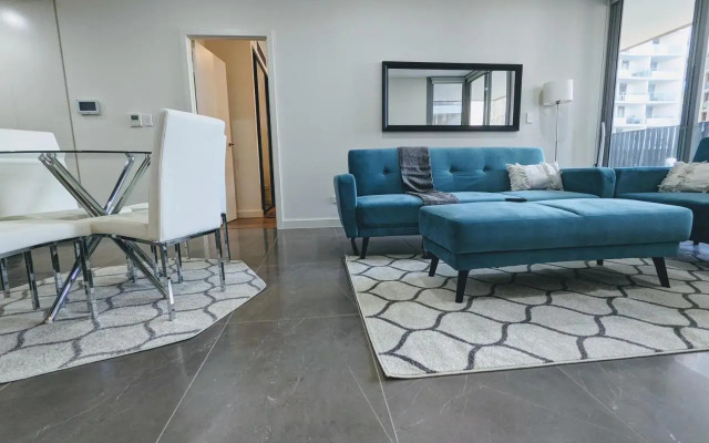 Elegant 3-bed 2-bath, balcony, with pool included, NO PARTIES!