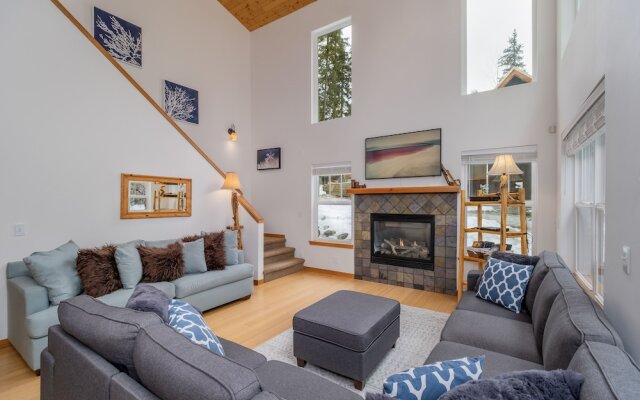 Just Plain Getaway 3 Bedroom Home by NW Comfy Cabins by RedAwning