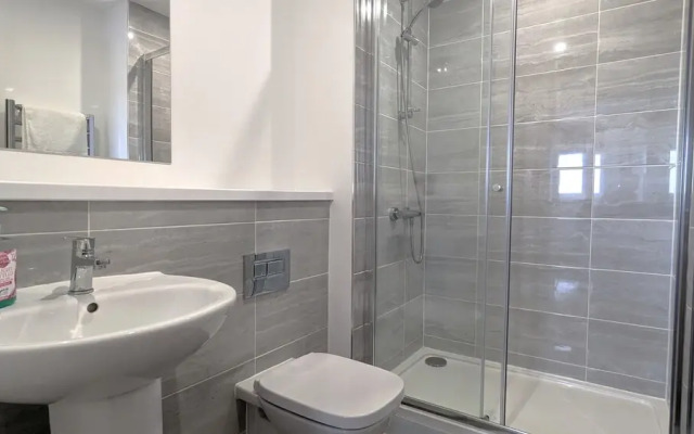 Modern 2 Bed Apt - 15 Mins to Birmingham