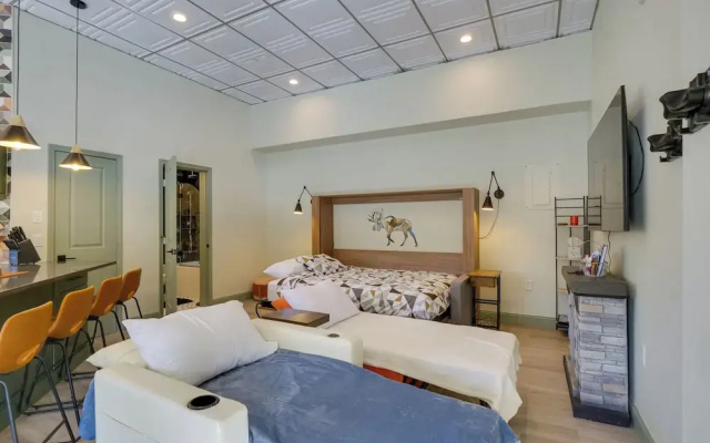 Mtn & Lake Views: Chic Keystone Studio