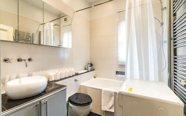 Sleek 2BD Flat Super Central to London Town!