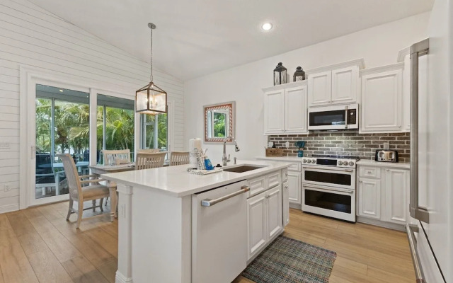 Splash Of Lime 3 Bedroom Home by RedAwning