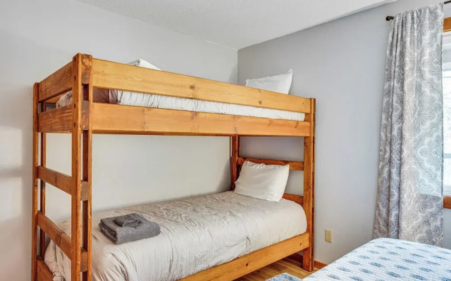 Lincoln Apartment w/ Balcony: 2 Mi to Loon Mtn!