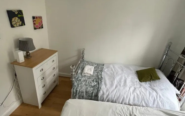 3 Bed Flat - Sleeps 6 - Parking - Wifi
