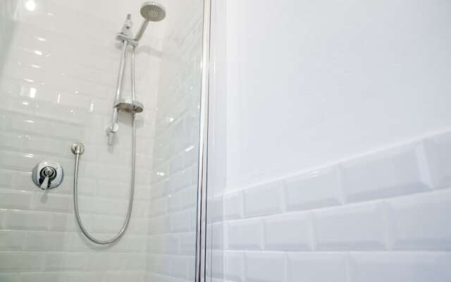 Art Apartment Black & White